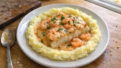 Bacalhau com molho de camarão no forno: cremoso, simples e com puré amanteigado