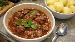 Ensopado de borrego à portuguesa: marinada no vinho tinto e hortelã no final