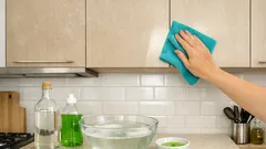 Como tirar o pó gorduroso dos armários de cozinha com vinagre e 3 gotas de detergente