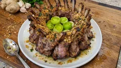 Coroa de borrego no forno com gengibre: assado elegante e fácil de fazer