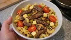 Salada de massa com tiras de novilho e cogumelos: fresca e pronta num instante