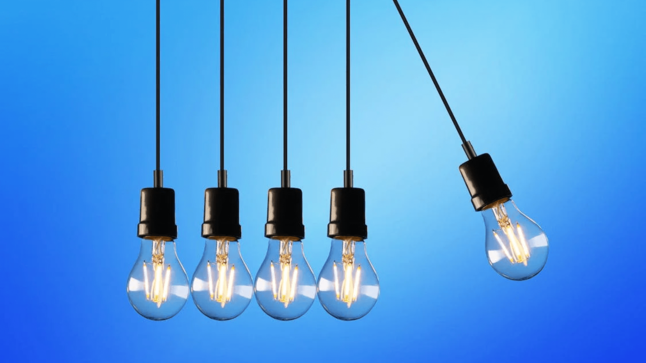 Auditorias Energéticas. Imagem com várias lâmpadas alinhadas e uma desalinhada.